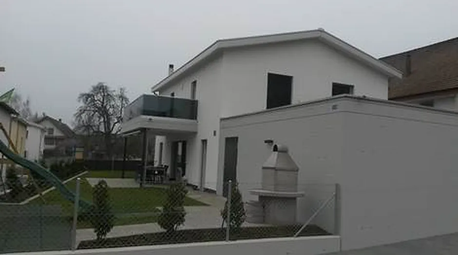 Einfamilienhaus in Ermensee, weisser Neubau mit Flachdach